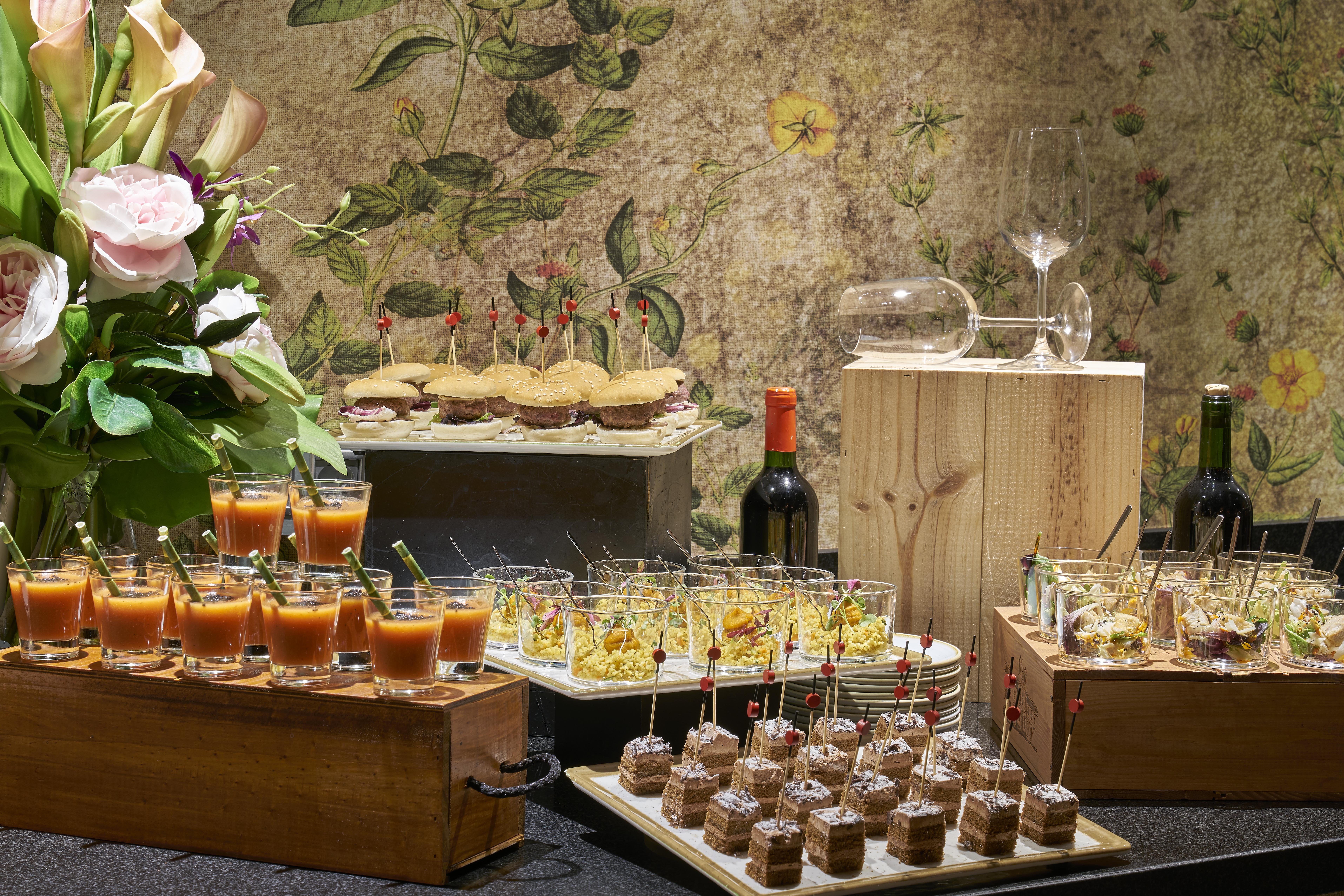 Vincci Seleccion Posada Del Patio Malaga Ngoại thất bức ảnh A buffet of tapas