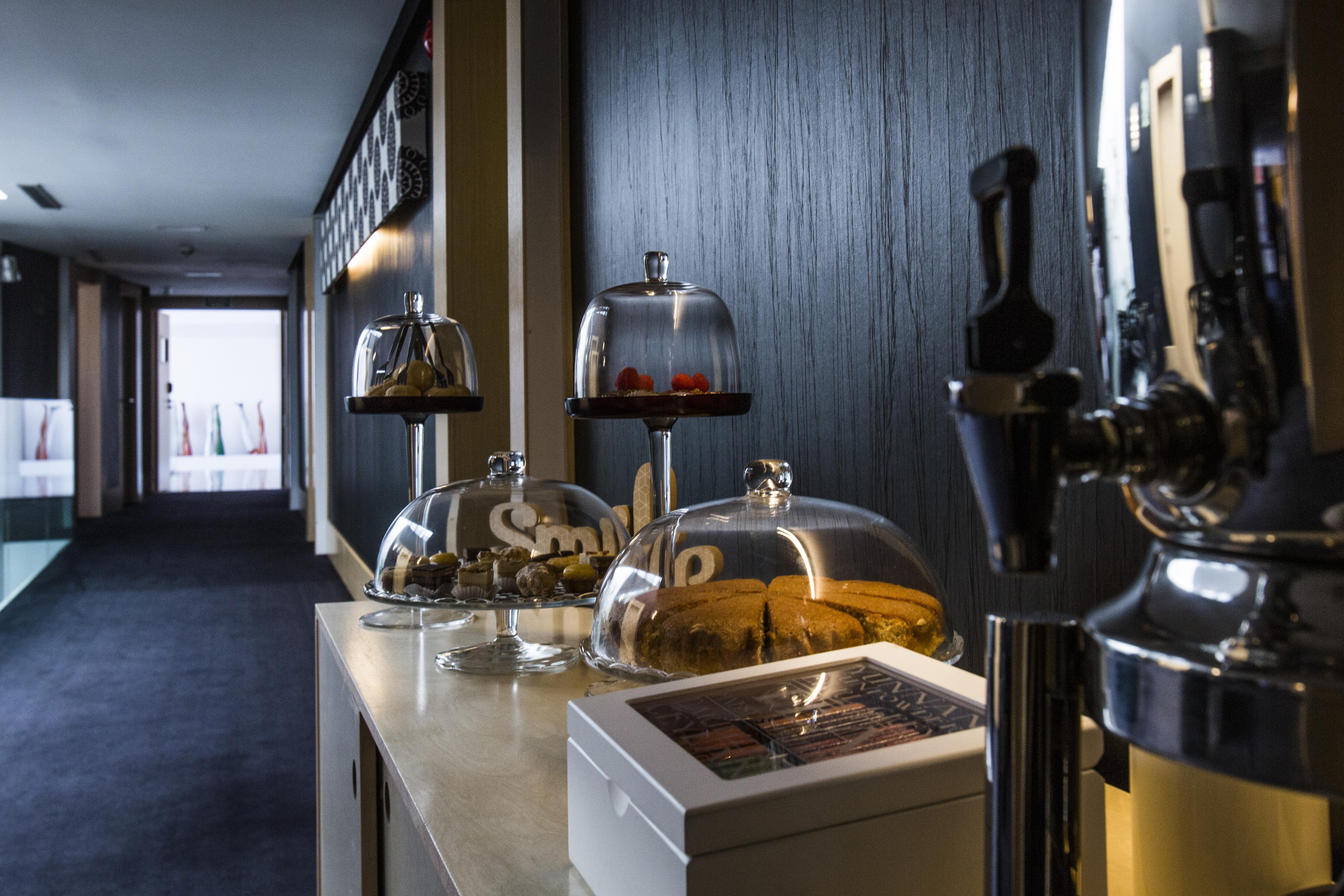 Vincci Seleccion Posada Del Patio Malaga Ngoại thất bức ảnh The bar at the 1001 nights
