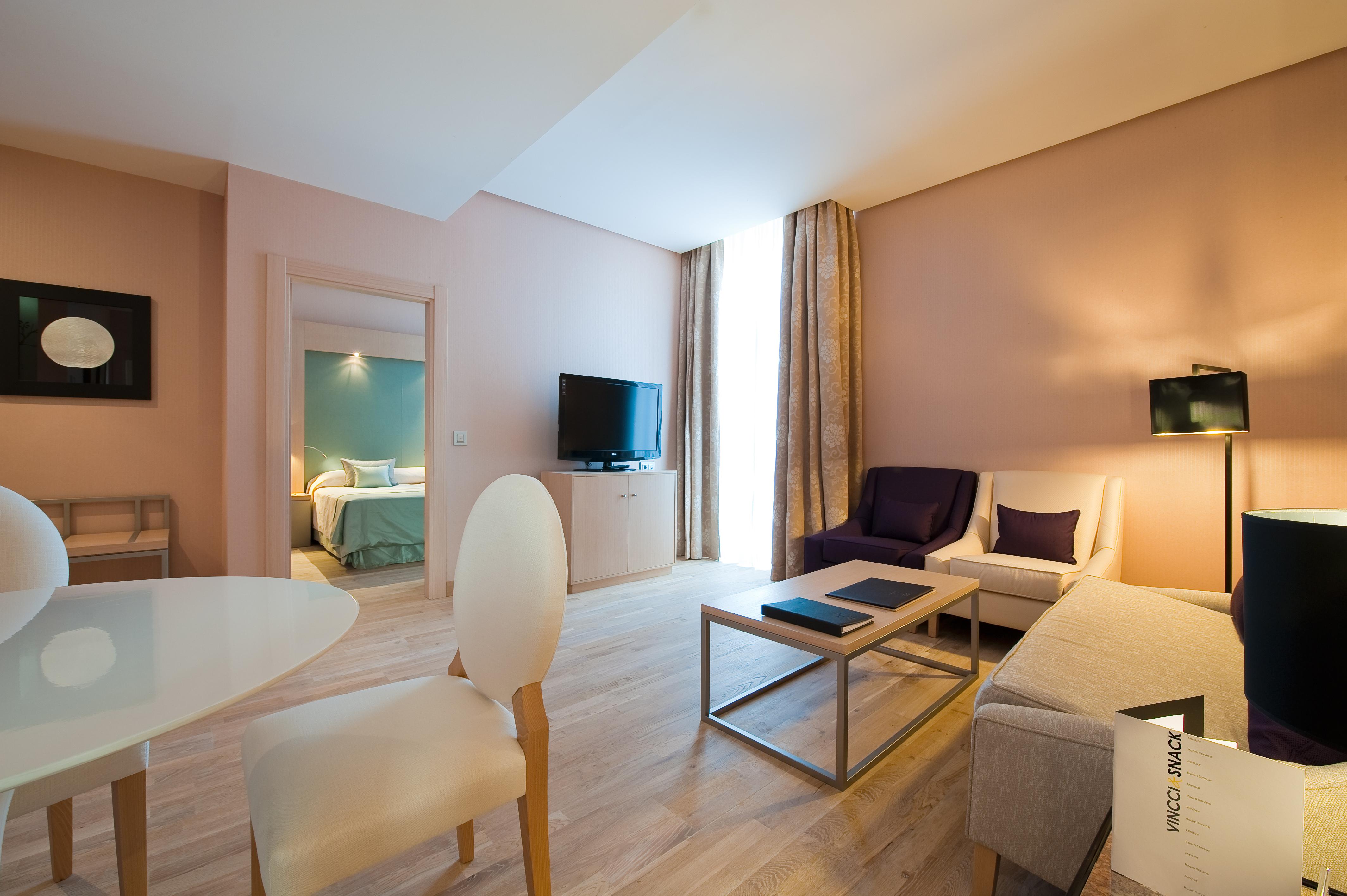 Vincci Seleccion Posada Del Patio Malaga Ngoại thất bức ảnh A typical hotel suite