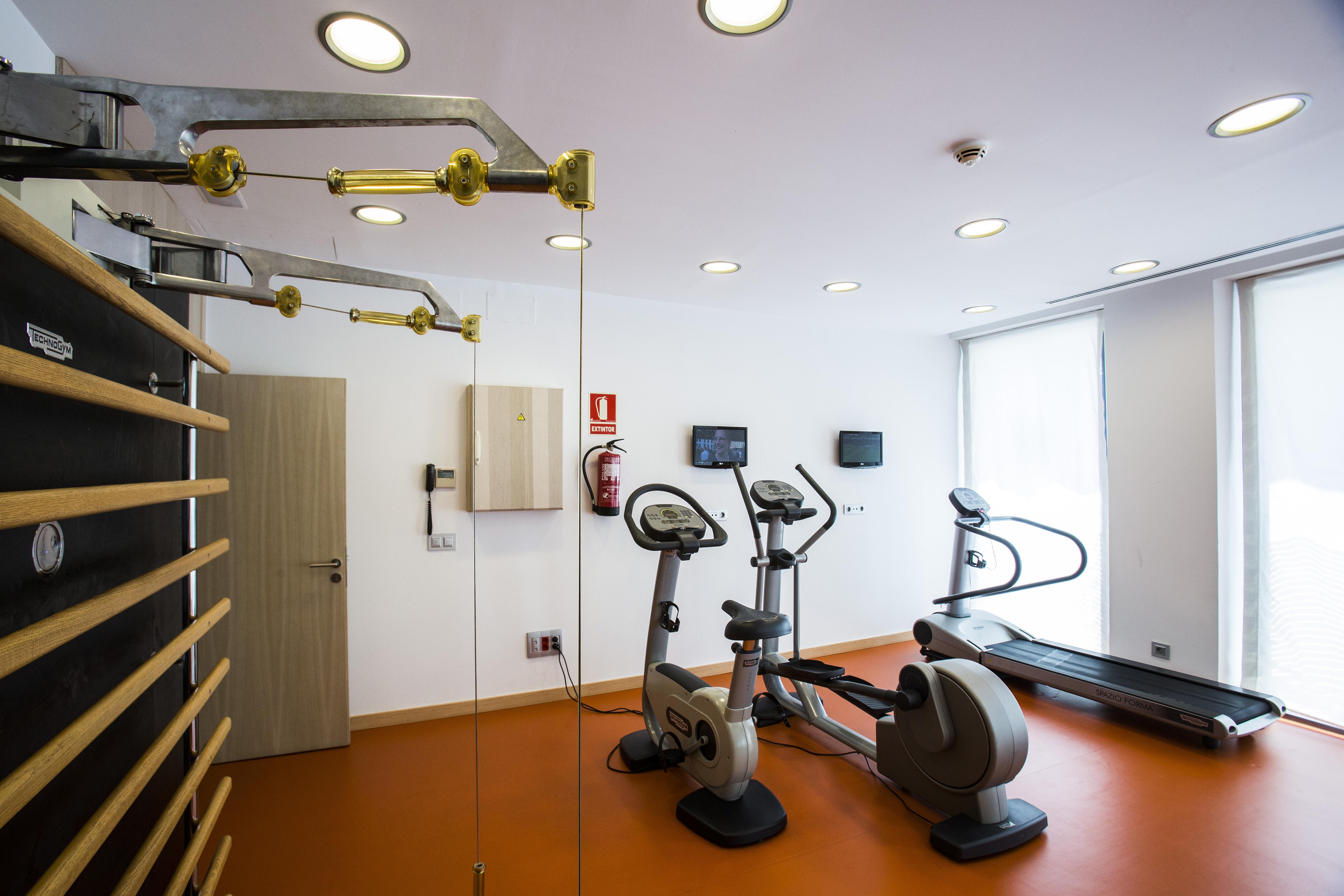 Vincci Seleccion Posada Del Patio Malaga Ngoại thất bức ảnh A gym at a hotel